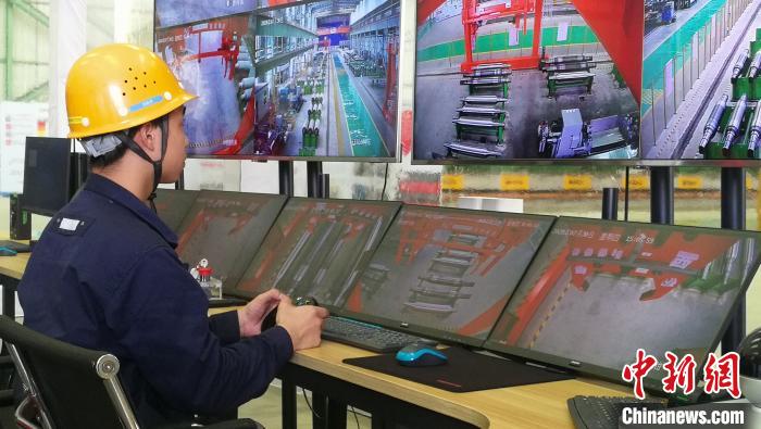 技术人员利用5G远程操控系统操控装载机 翟李强 摄