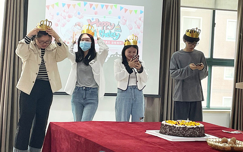 以报答本：亿万先生MR官网锅炉照常进行5月份员工生日会，诠释企业温馨文化！
